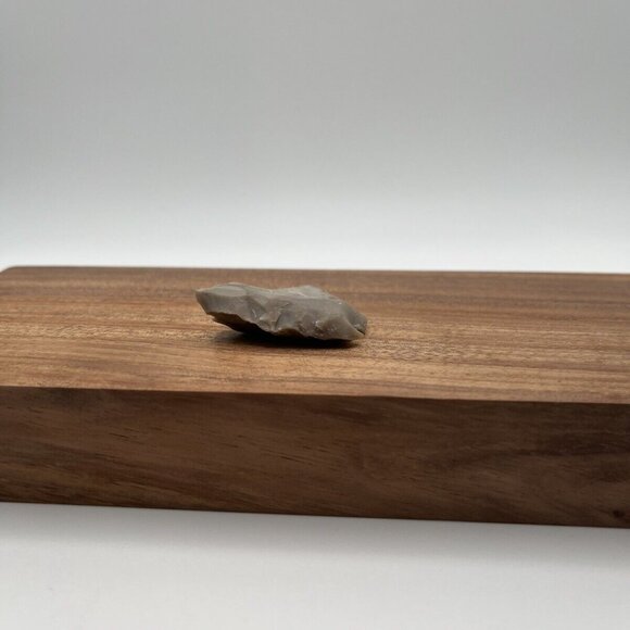 Authentic Modern Repro of North American Corner Notch Grey Stone Arrowhead - Picture 5 of 5